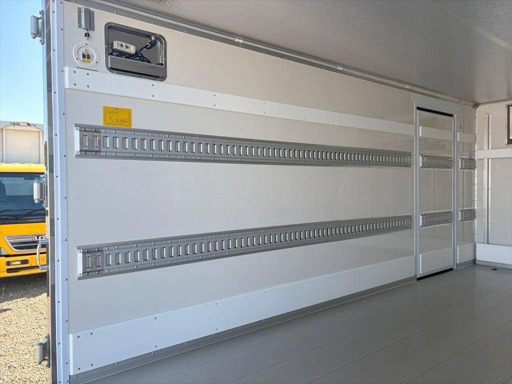 三菱ふそうキャンター冷凍車（冷蔵車）小型（2t・3t）[写真08]