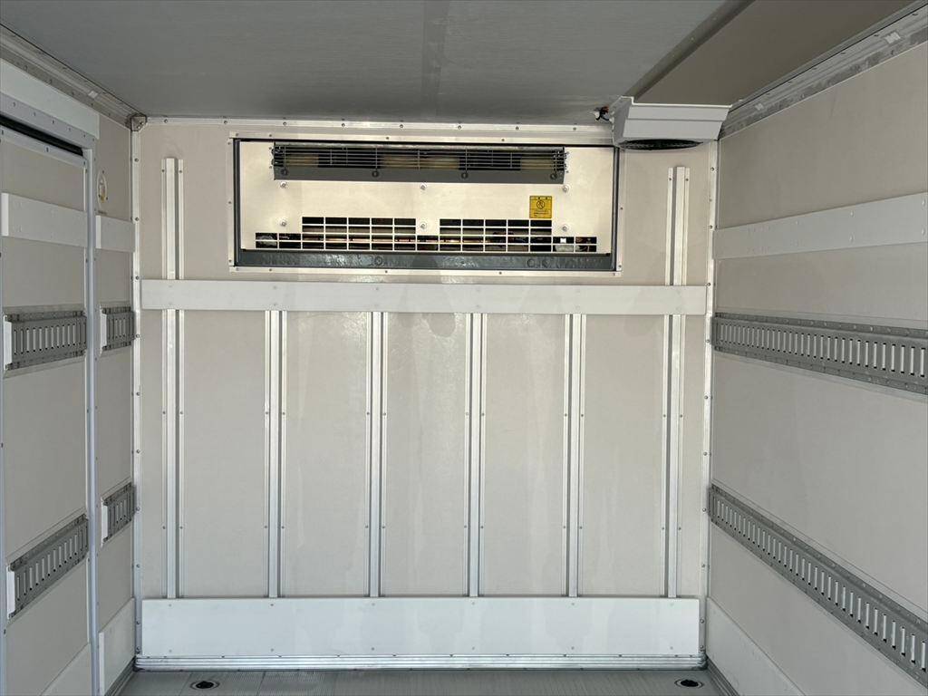 三菱ふそうキャンター冷凍車（冷蔵車）小型（2t・3t）[写真07]