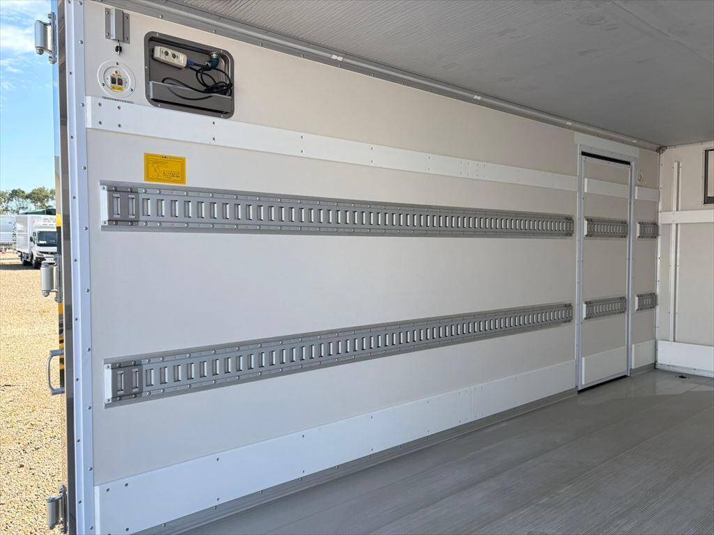 三菱ふそうキャンター冷凍車（冷蔵車）小型（2t・3t）[写真08]