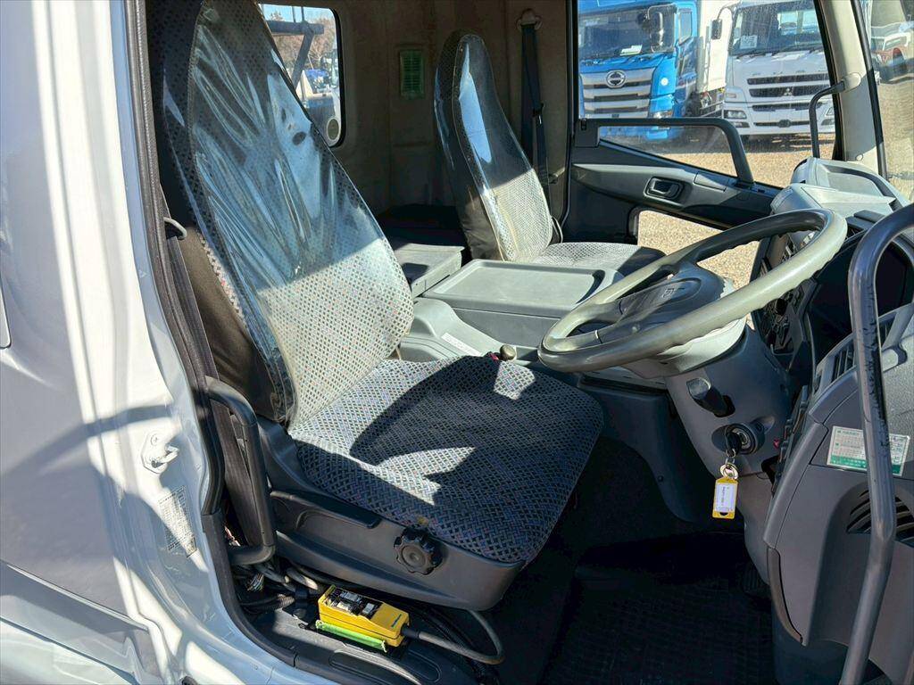 三菱ふそうファイターコンテナ専用車増トン（6t・8t）[写真16]