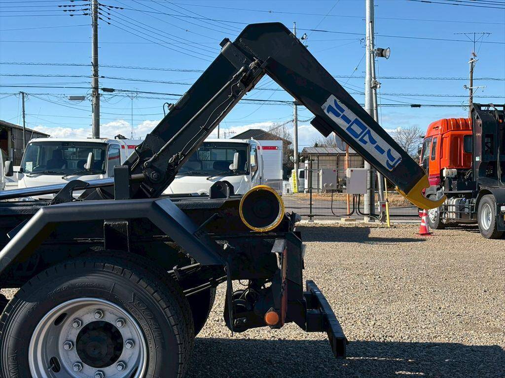 三菱ふそうファイターコンテナ専用車増トン（6t・8t）[写真09]