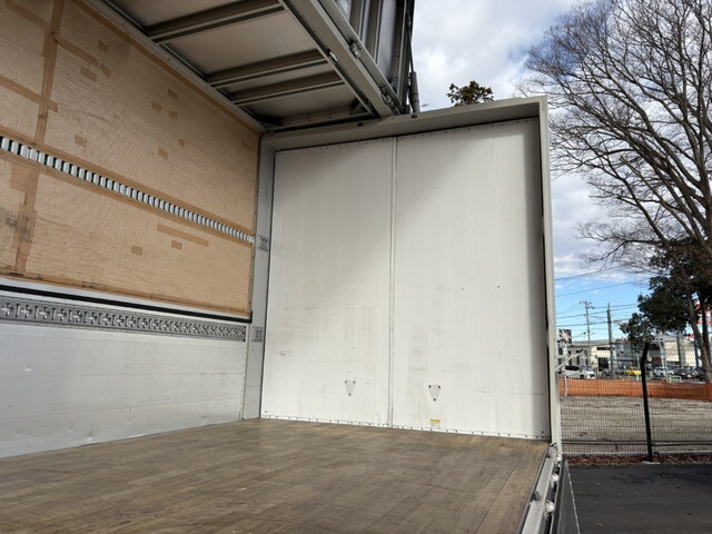 UDトラックスクオンアルミウイング大型（10t）[写真12]