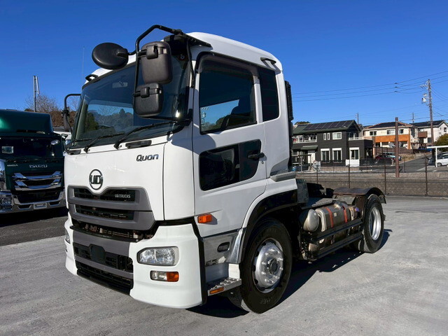 UDトラックスクオントレーラーヘッド（トラクターヘッド）大型（10t）[写真01]