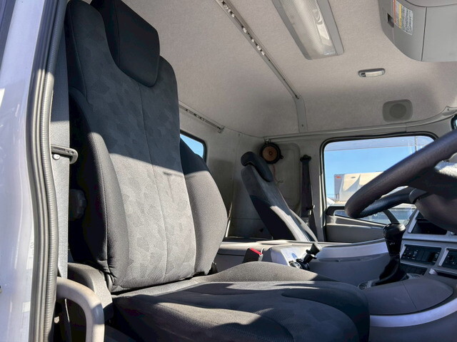 UDトラックスクオントレーラーヘッド（トラクターヘッド）大型（10t）[写真14]