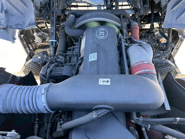 UDトラックスクオントレーラーヘッド（トラクターヘッド）大型（10t）[写真15]