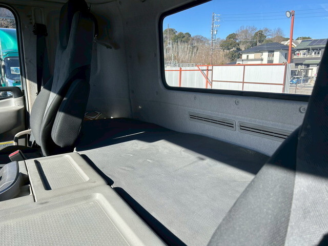 UDトラックスクオントレーラーヘッド（トラクターヘッド）大型（10t）[写真20]