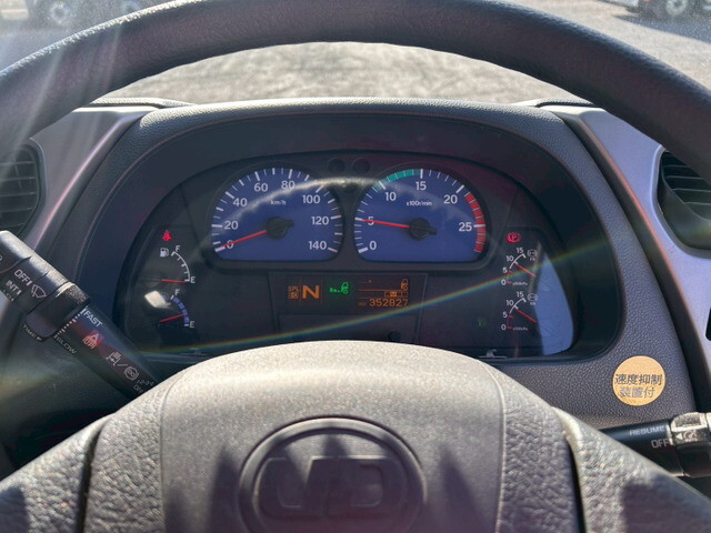 UDトラックスクオントレーラーヘッド（トラクターヘッド）大型（10t）[写真25]