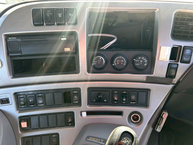 UDトラックスクオントレーラーヘッド（トラクターヘッド）大型（10t）[写真27]