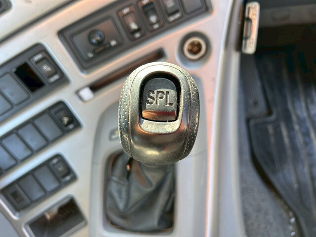 UDトラックスクオントレーラーヘッド（トラクターヘッド）大型（10t）[写真28]