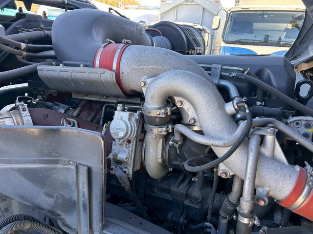 UDトラックスクオントレーラーヘッド（トラクターヘッド）大型（10t）[写真30]