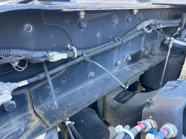 UDトラックスクオントレーラーヘッド（トラクターヘッド）大型（10t）[写真33]