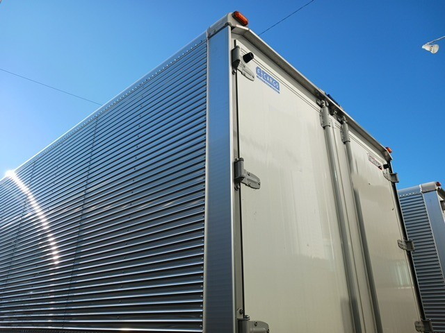 いすゞフォワードアルミウイング中型（4t）[写真02]