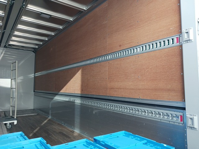 いすゞフォワードアルミウイング中型（4t）[写真09]