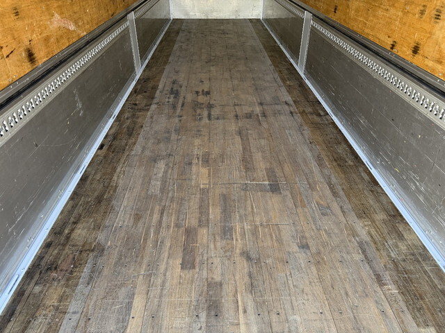 いすゞギガアルミウイング大型（10t）[写真11]