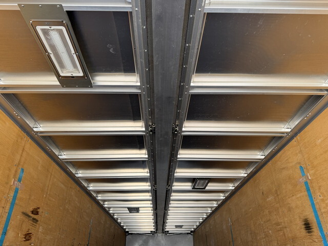 いすゞギガアルミウイング大型（10t）[写真12]