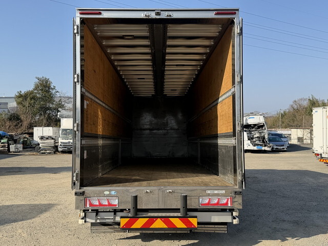 いすゞギガアルミウイング大型（10t）[写真10]