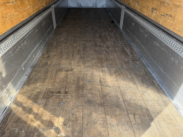 いすゞギガアルミウイング大型（10t）[写真12]