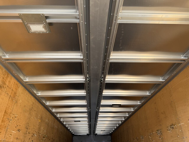 いすゞギガアルミウイング大型（10t）[写真13]