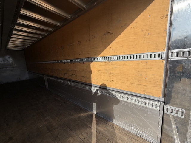 いすゞギガアルミウイング大型（10t）[写真14]