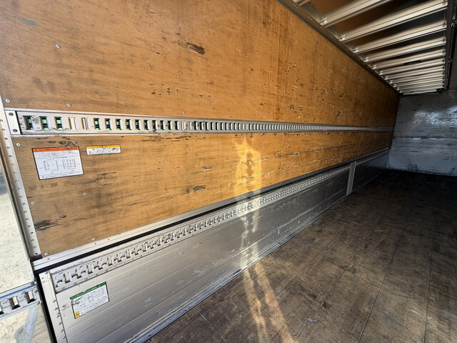 いすゞギガアルミウイング大型（10t）[写真15]