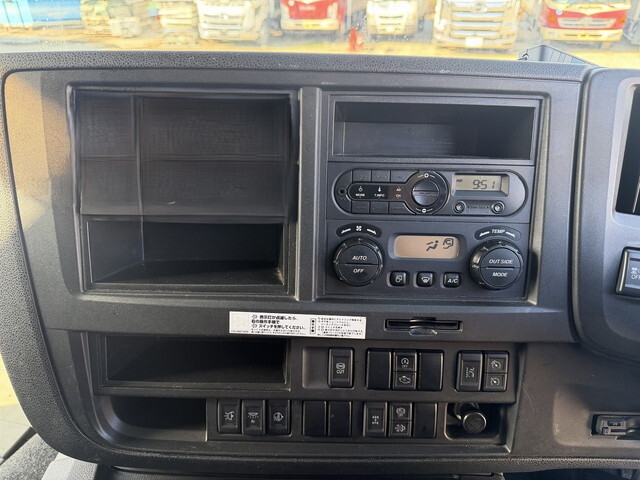 いすゞギガアルミウイング大型（10t）[写真37]