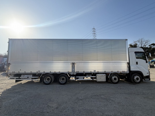 いすゞギガアルミウイング大型（10t）[写真08]