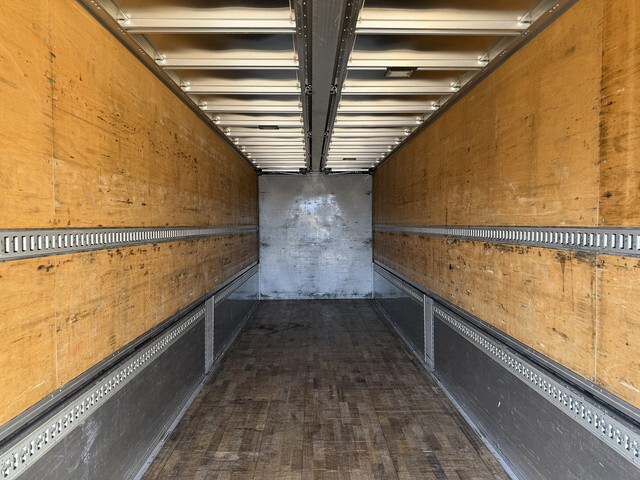 いすゞギガアルミウイング大型（10t）[写真11]