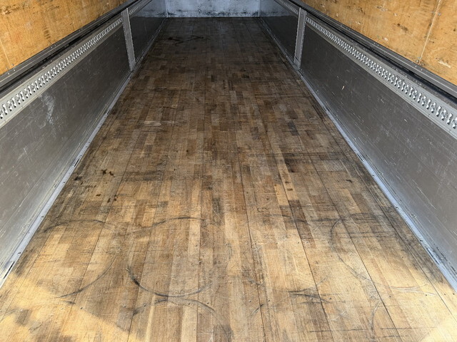 いすゞギガアルミウイング大型（10t）[写真12]