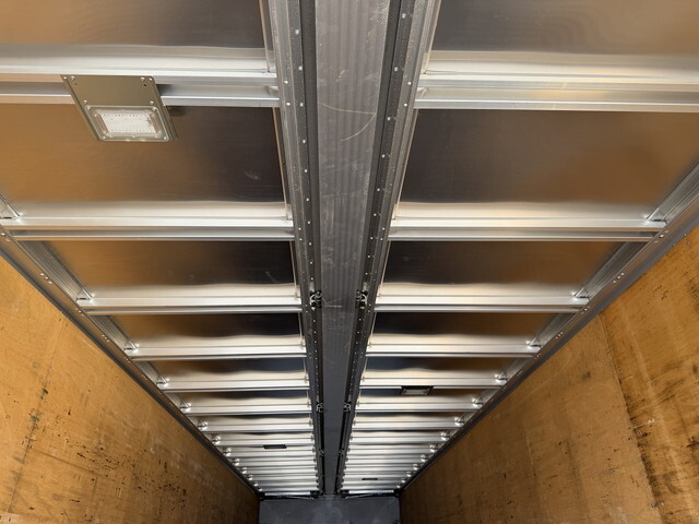 いすゞギガアルミウイング大型（10t）[写真13]