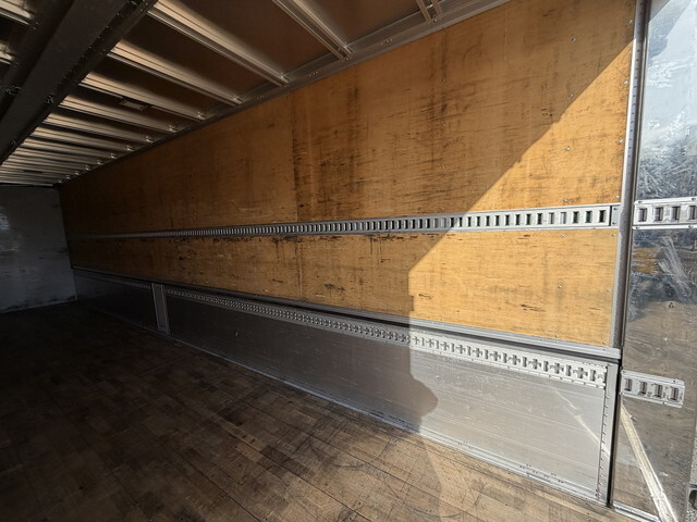 いすゞギガアルミウイング大型（10t）[写真14]