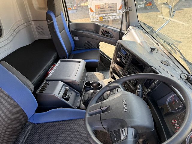 いすゞギガアルミウイング大型（10t）[写真35]