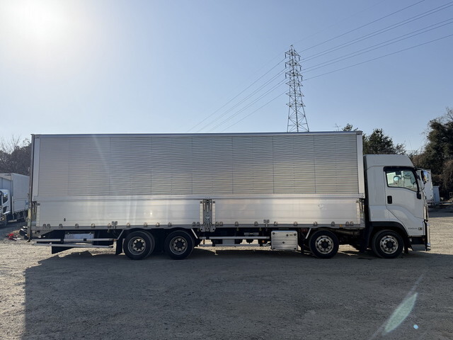 いすゞギガアルミウイング大型（10t）[写真08]