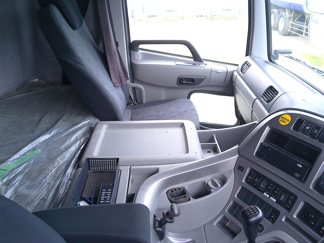 UDトラックスクオンセルフローダー大型（10t）[写真18]