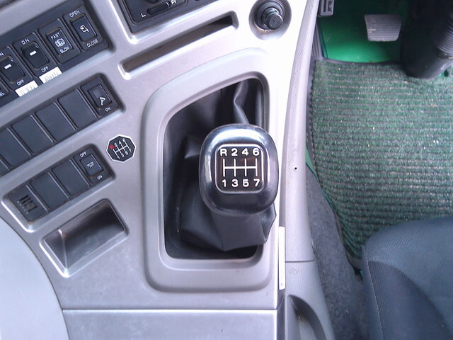 UDトラックスクオンセルフローダー大型（10t）[写真21]