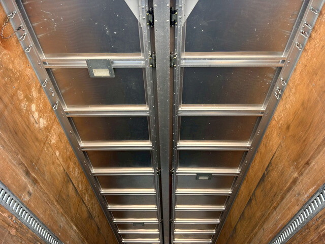 いすゞフォワードアルミウイング増トン（6t・8t）[写真12]