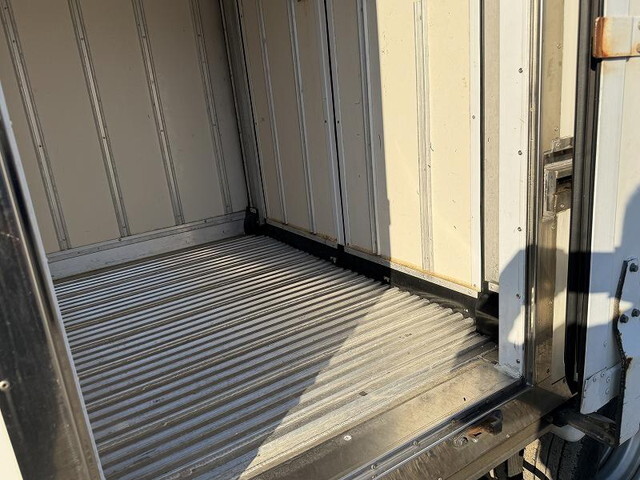 いすゞエルフ冷凍車（冷蔵車）小型（2t・3t）[写真14]