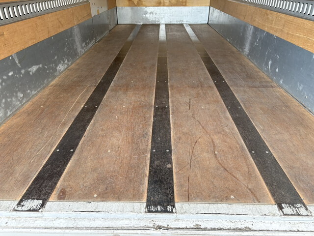 いすゞエルフアルミバン小型（2t・3t）[写真09]