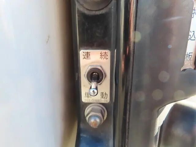 いすゞエルフパッカー車（塵芥車）小型（2t・3t）[写真28]