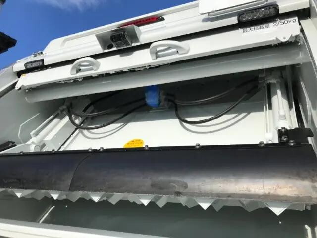 三菱ふそうキャンターパッカー車（塵芥車）小型（2t・3t）[写真25]