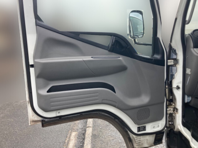 三菱ふそうキャンター平ボディ小型（2t・3t）[写真24]