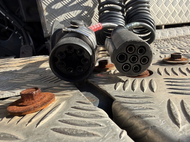 日野プロフィアトレーラーヘッド（トラクターヘッド）大型（10t）[写真28]