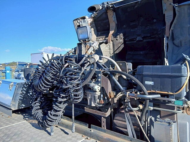UDトラックスクオントレーラーヘッド（トラクターヘッド）大型（10t）[写真13]