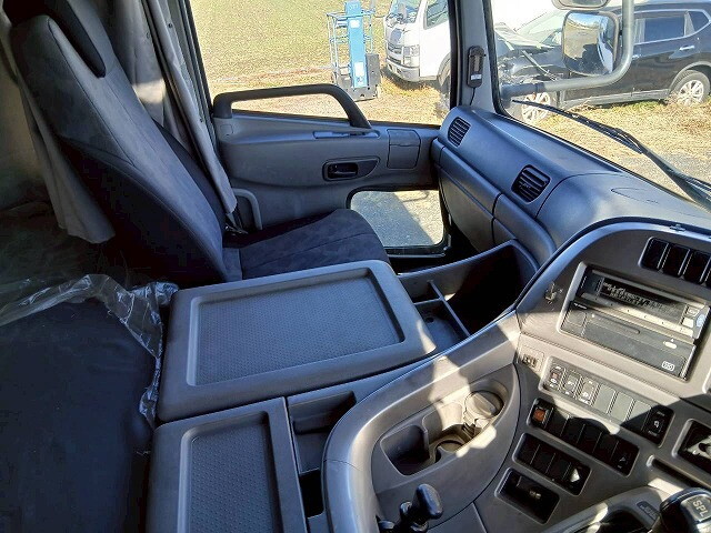 UDトラックスクオントレーラーヘッド（トラクターヘッド）大型（10t）[写真23]