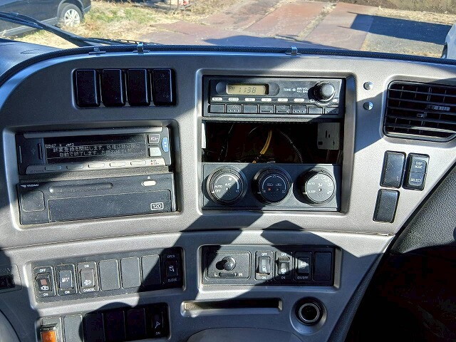 UDトラックスクオントレーラーヘッド（トラクターヘッド）大型（10t）[写真26]