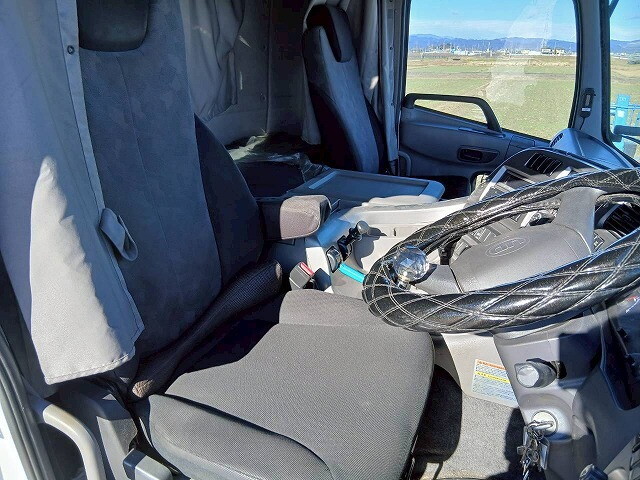 UDトラックスクオントレーラーヘッド（トラクターヘッド）大型（10t）[写真31]