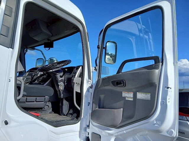 UDトラックスクオントレーラーヘッド（トラクターヘッド）大型（10t）[写真32]