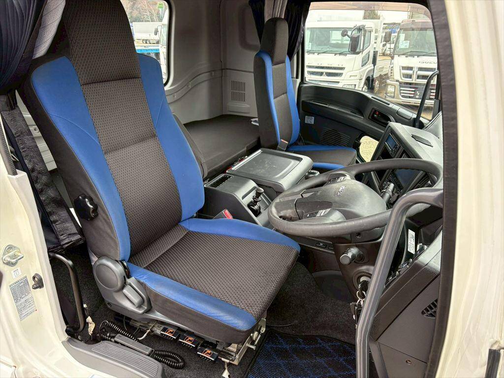 いすゞギガトレーラーヘッド（トラクターヘッド）大型（10t）[写真18]