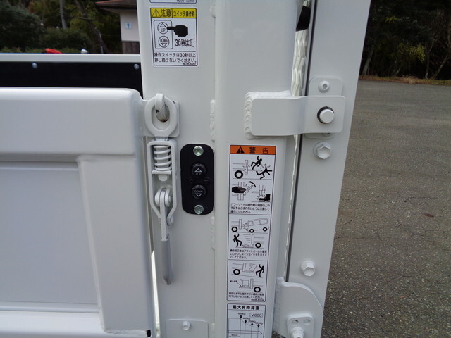 三菱ふそうキャンター平ボディ小型（2t・3t）[写真18]
