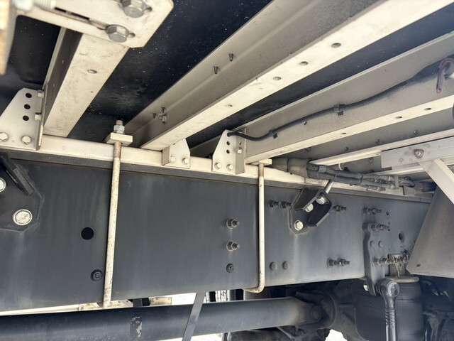 UDトラックスクオンアルミウイング大型（10t）[写真15]