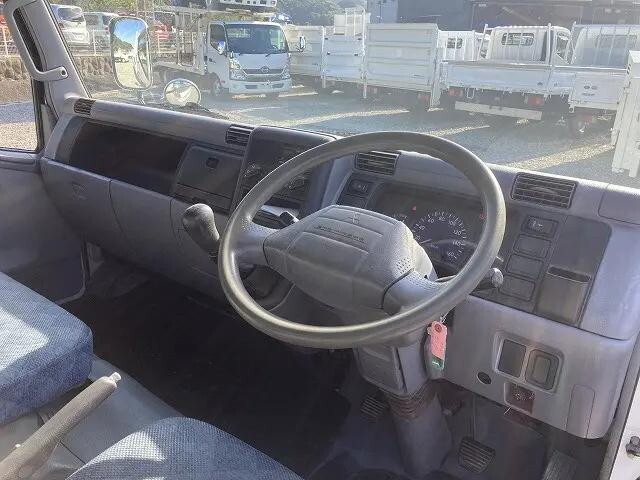 三菱ふそうキャンター平ボディ小型（2t・3t）[写真30]